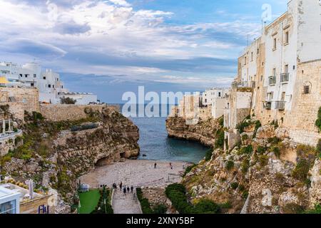 Der Strand von Polignano a Mare mit seinen steilen Klippen Der Altstadt Stockfoto