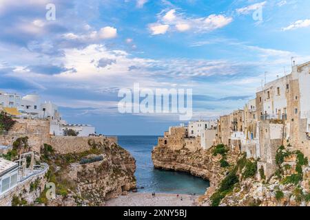 Der Strand von Polignano a Mare mit seinen steilen Klippen Der Altstadt Stockfoto