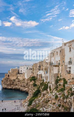 Der Strand von Polignano a Mare mit seinen steilen Klippen Der Altstadt Stockfoto
