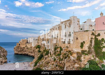 Der Strand von Polignano a Mare mit seinen steilen Klippen Der Altstadt Stockfoto