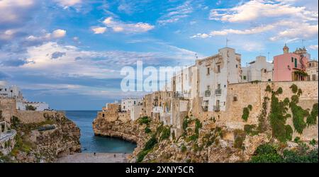Der Strand von Polignano a Mare mit seinen steilen Klippen Der Altstadt Stockfoto