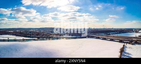 Blick auf die schneebedeckte Skyline von Duisburg auf einem sonnigen Wintertag von oben Stockfoto