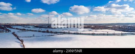 Blick auf die schneebedeckte Skyline von Duisburg auf einem sonnigen Wintertag von oben Stockfoto