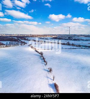 Blick auf die schneebedeckte Skyline von Duisburg auf einem sonnigen Wintertag von oben Stockfoto