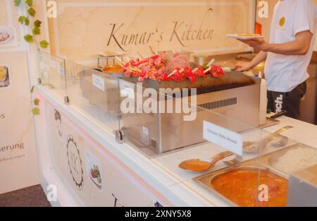 Wien, Österreich - 17. Juli 2023. Vienna Film Festival, Europas größtes Kultur- und kulinarisches Festival. Kinobesucher und Restaurants auf dem Wiener Hauptplatz, dem Rauthausplatz am Rathaus. Stockfoto