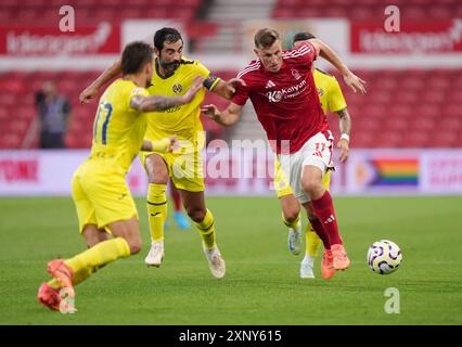 Nottingham Forest Chris Wood (rechts) wird von Villarreals Raúl Albiol (links) während des Freundschaftsspiels vor der Saison auf dem City Ground in Nottingham gefordert. Bilddatum: Freitag, 2. August 2024. Stockfoto