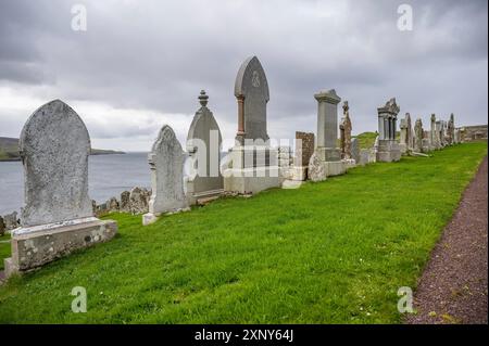 Alter Friedhof auf Shetland Island, Schottland, Rückansicht bei bewölktem Wetter Stockfoto