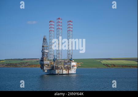 Industrieschiffe Offshore-Windturbinenplattform am Meer, Invergordon, Schottland, Vereinigtes Königreich Stockfoto