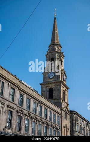 Inverness Town Turmturm Tolbooth, Tiefwinkelansicht, vertikale Aufnahme, Schottland, Großbritannien Stockfoto