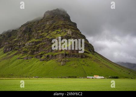 Der Drangurinn Rock, ein mysteriöser riesiger Felsbrocken, liegt unterhalb der Eyjafjoell Mountains Stockfoto