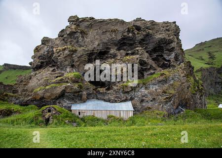 Der Drangurinn Rock, ein mysteriöser riesiger Felsbrocken, liegt unterhalb der Eyjafjoell Mountains Stockfoto