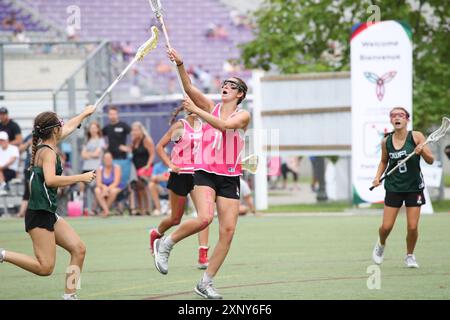 London, Kanada. August 2024. Die Western University richtet das Field Lacrosse-Event auf dem Mustangs Field bei den Sommerspielen von Ontario 2024 aus. Mira Creanto (11) vom Team Pink akzeptiert einen Pass. Quelle: Luke Durda/Alamy Live News Stockfoto