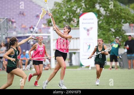 London, Kanada. August 2024. Die Western University richtet das Field Lacrosse-Event auf dem Mustangs Field bei den Sommerspielen von Ontario 2024 aus. Mira Creanto (11) vom Team Pink akzeptiert einen Pass. Quelle: Luke Durda/Alamy Live News Stockfoto