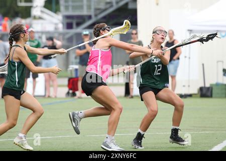 London, Kanada. August 2024. Die Western University richtet das Field Lacrosse-Event auf dem Mustangs Field bei den Sommerspielen von Ontario 2024 aus. Mira Creanto (11) vom Team schießt den Ball und erzielt einen Treffer. Quelle: Luke Durda/Alamy Live News Stockfoto