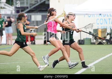London, Kanada. August 2024. Die Western University richtet das Field Lacrosse-Event auf dem Mustangs Field bei den Sommerspielen von Ontario 2024 aus. Mira Creanto (11) vom Team schießt den Ball und erzielt einen Treffer. Quelle: Luke Durda/Alamy Live News Stockfoto