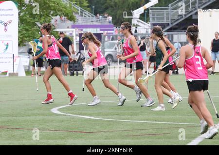 London, Kanada. August 2024. Die Western University richtet das Field Lacrosse-Event auf dem Mustangs Field bei den Sommerspielen von Ontario 2024 aus. Mira Creanto (11) vom Team schießt den Ball und erzielt einen Treffer. Quelle: Luke Durda/Alamy Live News Stockfoto