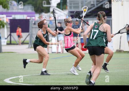 London, Kanada. August 2024. Die Western University richtet das Field Lacrosse-Event auf dem Mustangs Field bei den Sommerspielen von Ontario 2024 aus. Eden boykott (9) von Team Pink mit dem Ball. Quelle: Luke Durda/Alamy Live News Stockfoto