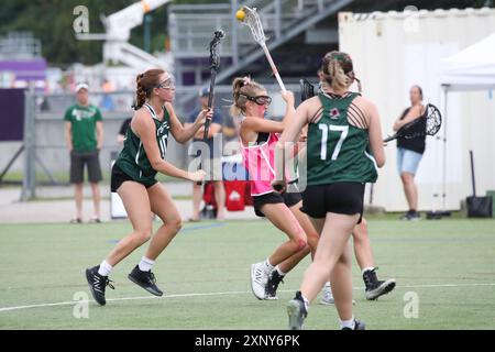 London, Kanada. August 2024. Die Western University richtet das Field Lacrosse-Event auf dem Mustangs Field bei den Sommerspielen von Ontario 2024 aus. Eden Boykott (9) von Team Pink verliert den Ball. Quelle: Luke Durda/Alamy Live News Stockfoto