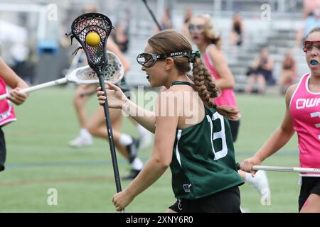 London, Kanada. August 2024. Die Western University richtet das Field Lacrosse-Event auf dem Mustangs Field bei den Sommerspielen von Ontario 2024 aus. Piper Somerville (13) von Team Green Running with the Ball, Credit: Luke Durda/Alamy Live News Stockfoto