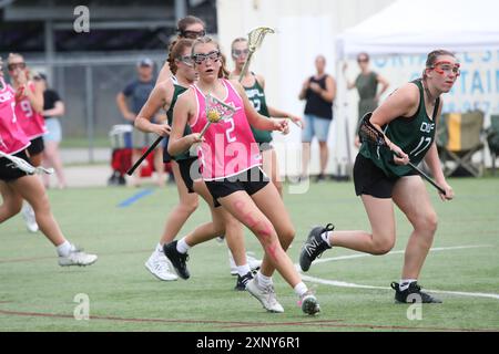 London, Kanada. August 2024. Die Western University richtet das Field Lacrosse-Event auf dem Mustangs Field bei den Sommerspielen von Ontario 2024 aus. Sophia Howat (2) von Team Pink mit dem Ball. Quelle: Luke Durda/Alamy Live News Stockfoto