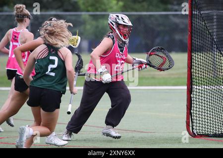 London, Kanada. August 2024. Die Western University richtet das Field Lacrosse-Event auf dem Mustangs Field bei den Sommerspielen von Ontario 2024 aus. Mykah Harris (20) von Team Pink spielt Torwart. Quelle: Luke Durda/Alamy Live News Stockfoto