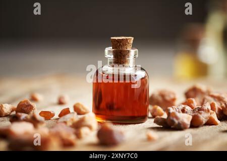 Eine Flasche ätherisches Aromatherapie-Öl mit Styrax-Benzoinharz Stockfoto