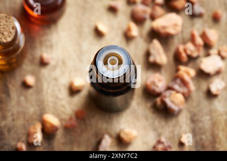 Eine Flasche ätherisches Aromatherapie-Öl mit Styrax-Benzoinharz Stockfoto