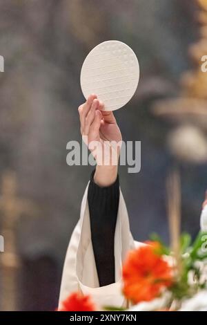 Die Erhebung des sakramentalen Brotes während der katholischen Liturgie Stockfoto