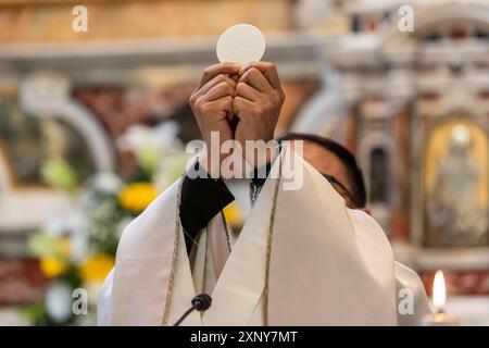 Die Erhebung des sakramentalen Brotes während der katholischen Liturgie Stockfoto