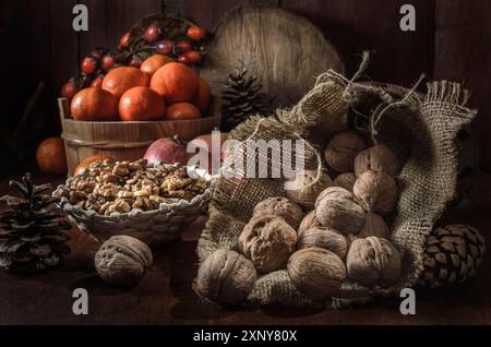 Walnüsse und andere Früchte auf dunklem Holzhintergrund Stockfoto