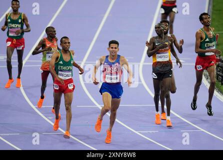 Paris, Frankreich. August 2024. Grant Fisher aus den USA überquert die Ziellinie und holt am Freitag, den 2. August 2024, die Bronzemedaille im Finale der Männer über 000 m bei den Olympischen Spielen 2024 in Paris. Joshua Cheptegei aus Uganda gewann die Goldmedaille und Berihu Aregawi aus Äthiopien gewann die Silbermedaille. Foto: Paul Hanna/UPI Credit: UPI/Alamy Live News Stockfoto