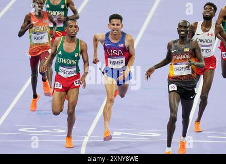 Paris, Frankreich. August 2024. Joshua Cheptegei aus Uganda (R) überquert die Ziellinie und gewinnt die Goldmedaille vor dem Silbermedaillengewinner Berihu Aregawi aus Äthiopien (L) und dem Bronzemedaillengewinner Grant Fisher aus den USA (C) im 000 m-Finale der Männer bei den Olympischen Spielen in Paris 2024 am Freitag, den 2. August, Frankreich. 2024. Foto: Paul Hanna/UPI Credit: UPI/Alamy Live News Stockfoto