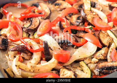 Backofen Sie Gemüse wie Paprika, Tomaten, Zucchini, Pilze, Fenchel und Auberginen auf einem Backblech als Hintergrund für das gesamte Lebensmittelgeschäft, ausgewählter Fokus Stockfoto