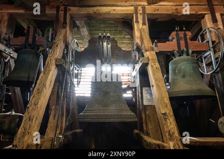 Gudow, Deutschland, 13. November 2020: Drei große Glocken hängen in Holzdachkonstruktion im alten Kirchturm der Marienkirche in Stockfoto