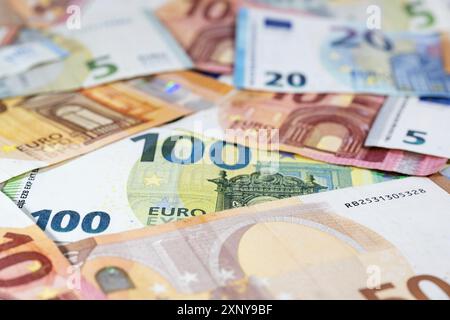 Verschiedene Euro-Banknoten, Geldkonzept für Wirtschaft, Wirtschaft und Finanzen, Nahaufnahme mit Kopierraum, ausgewählter Fokus, sehr enge Schärfentiefe Stockfoto