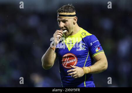 Warrington, Großbritannien. August 2024. George Williams von Warrington Wolves holt seinen Zahnfleischschild beim Spiel Warrington Wolves gegen Hull KR in der Betfred Super League am 2. August 2024 in Warrington, Großbritannien (Foto: Mark Cosgrove/News Images) 2024. (Foto: Mark Cosgrove/News Images/SIPA USA) Credit: SIPA USA/Alamy Live News Stockfoto