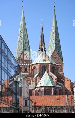 Lübecker Marienkirche, historische mittelalterliche Basilika in norddeutscher Backsteingotik mit zwei monumentalen Türmen, von Westen aus gesehen Stockfoto