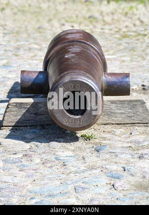 Gusseiserne Kanone am Holstentor, historisches Wahrzeichen und Touristenattraktion in der Altstadt von Lübeck, Deutschland, Kopierraum Stockfoto