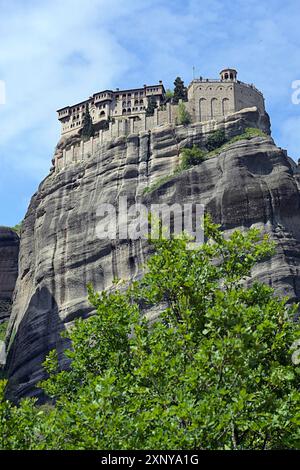 Kloster St. Varlaam, auf einem felsigen Abgrund gelegen, Teil des Meteora-Komplexes in Zentralgriechenland, östliche orthodoxe Religion, berühmt Stockfoto