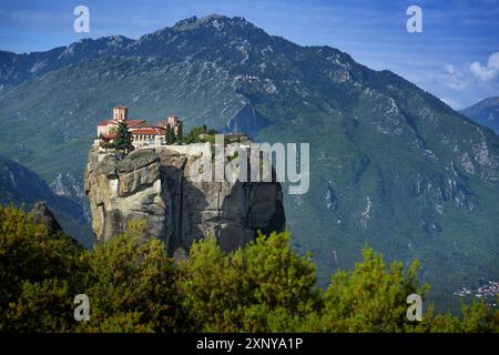 Kloster der Heiligen Dreifaltigkeit auf einem Felsen im Meteora-Komplex in der Nähe von Kalambaka, berühmte Touristenattraktion in Griechenland, Berg gebaut Stockfoto