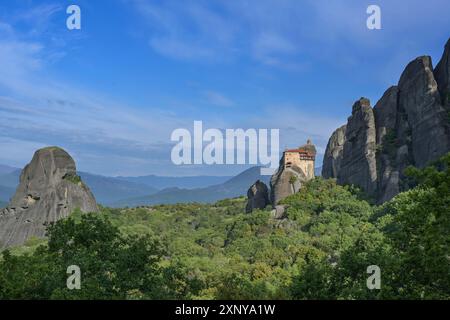 Felsige Meteora-Landschaft mit dem Kloster St. Nikolaus Anapausas auf der Spitze einer Klippe, berühmtes Tourismusziel in Griechenland, Berge Stockfoto