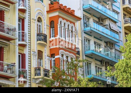 Farbenfrohe Stadthausfassaden mit historischen und modernen Wohnhäusern im Stadtzentrum von Thessaloniki, Griechenland, ausgewählter Fokus Stockfoto