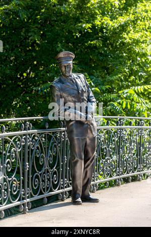 Bronzestatue, Denkmal für Rocksänger Elvis Presley, König von Rock'n'Roll in Uniform der 3. US-Panzerdivision Spearhead, Brücke über den Fluss Stockfoto