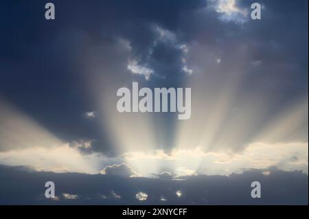 Dramatischer Himmel mit Sonnenstrahlen, die durchbrechen, Spessart, Deutschland Stockfoto