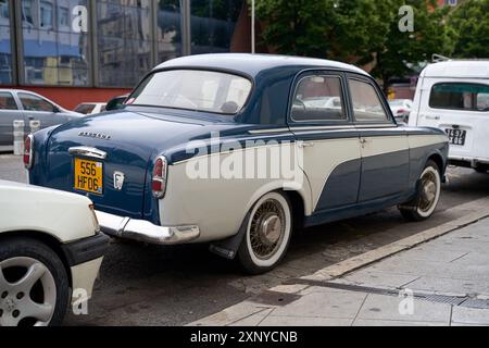 Rückansicht des Peugeot 403, der um 1960 auf der Straße in Nizza, Frankreich, geparkt wurde Stockfoto