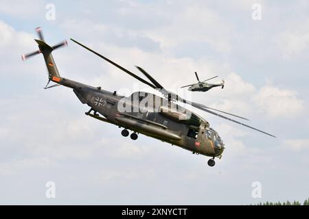 Transporthubschrauber CH-53 der Bundeswehr während einer Flugvorführung beim Tag der Bundeswehr 2024 in Faßberg Niedersachsen der Tag der Bundeswehr findet jährlich statt. An diesem Tag öffnen Deutschlandweit ca. 10 Kasernen Ihre Tore und laden die Bevölkerung ein, hinter die Kulissen zu schauen. Faßberg Niedersachsen *** CH 53 Transporthubschrauber der Bundeswehr während einer Flugdemonstration am Tag der Bundeswehr 2024 in Faßberg Niedersachsen findet jährlich der Tag der Bundeswehr statt an diesem Tag öffnen rund 10 Kasernen bundesweit ihre Türen und laden zum Tak ein Stockfoto