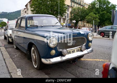 Peugeot 403 wurde um 1960 auf der Straße in Nizza, Frankreich, veröffentlicht Stockfoto