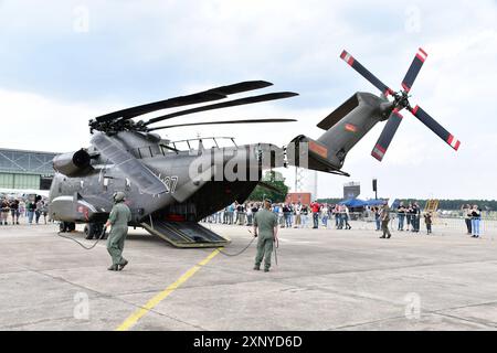 Transporthubschrauber CH-53 der Bundeswehr während einer Vorführung beim Tag der Bundeswehr 2024 in Faßberg Niedersachsen. Der Hubschrauber kann die Rotorblätter und den Heckroto einklappen. Hier wird er wieder in Flugstellung gebracht. Der Tag der Bundeswehr findet jährlich statt. An diesem Tag öffnen Deutschlandweit ca. 10 Kasernen Ihre Tore und laden die Bevölkerung ein, hinter die Kulissen zu schauen. Faßberg Niedersachsen Deutschland *** CH 53 Transporthubschrauber der Bundeswehr während einer Demonstration am Tag der Bundeswehr 2024 in Faßberg Niedersachsen kann der Hubschrauber zurückgezogen werden Stockfoto