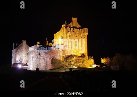 Beeindruckende mittelalterliche Burg, beleuchtet bei Nacht, mit festlicher Atmosphäre, Highlander, Braveheart, Filmset, Eilean Donan Castle, Dornie, Highland Stockfoto