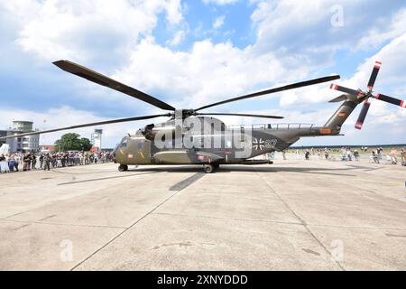 Transporthubschrauber CH-53 der Bundeswehr beim Tag der Bundeswehr 2024 in Faßberg Niedersachsen der Tag der Bundeswehr findet jährlich statt. An diesem Tag öffnen Deutschlandweit ca. 10 Kasernen Ihre Tore und laden die Bevölkerung ein, hinter die Kulissen zu schauen. Faßberg Niedersachsen Deutschland *** CH 53 Transporthubschrauber der Bundeswehr am Tag der Bundeswehr 2024 in Faßberg Niedersachsen findet jährlich an diesem Tag der Tag der Bundeswehr statt. rund zehn Kasernen in ganz Deutschland öffnen ihre Türen und laden das Publikum ein, einen Blick hinter die Kulissen Faßberg Niedersachsen zu werfen Stockfoto